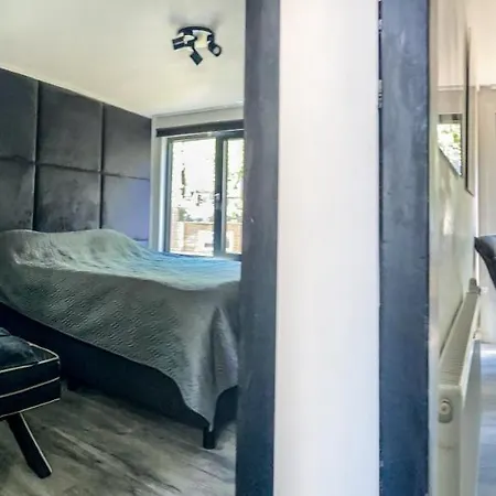 Amsterdam-houseboat-amstel