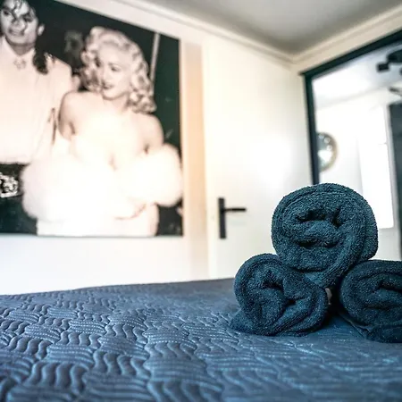 Amsterdam-houseboat-amstel Amsterdam