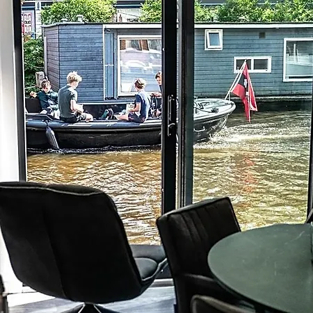 Amsterdam-houseboat-amstel