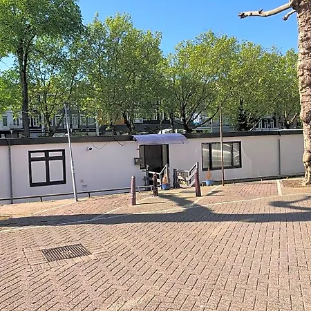 Amsterdam-houseboat-amstel