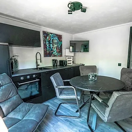 Amsterdam-houseboat-amstel