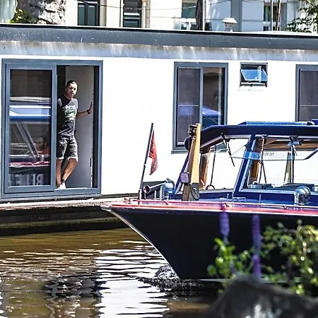 Amsterdam-houseboat-amstel