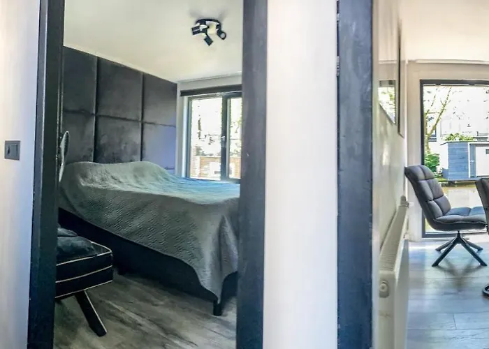 Amsterdam-Houseboat-Amstel