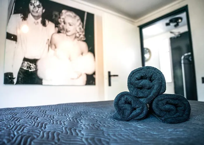 Amsterdam-Houseboat-Amstel Amsterdam