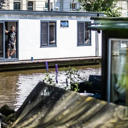 Amsterdam-houseboat-amstel أمستردام