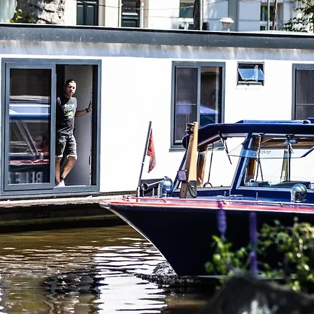 Amsterdam-houseboat-amstel أمستردام